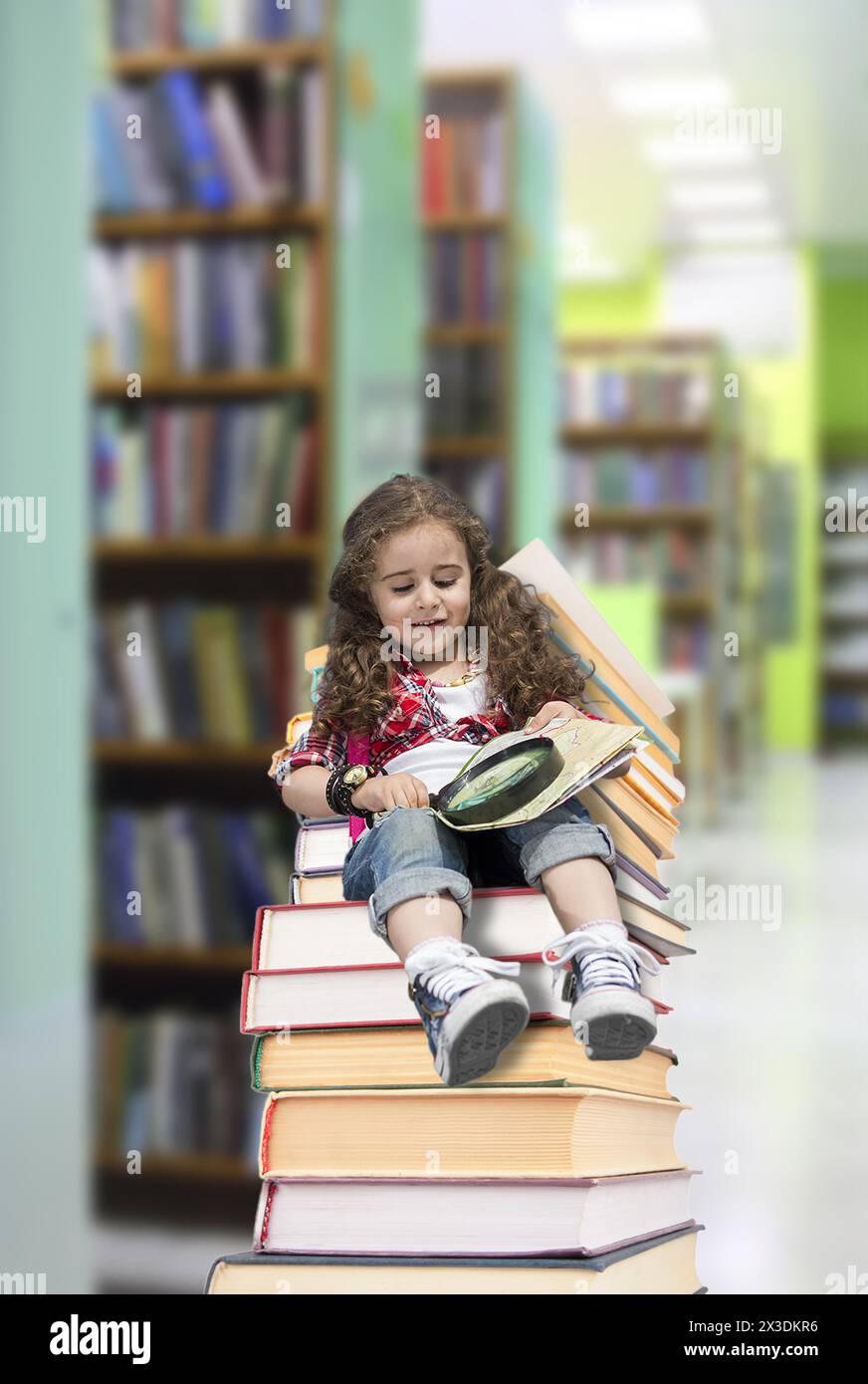 Collage mit einem kleinen Mädchen mit Lupe und Karte, die auf großen Büchern in der Bibliothek sitzt Stockfoto