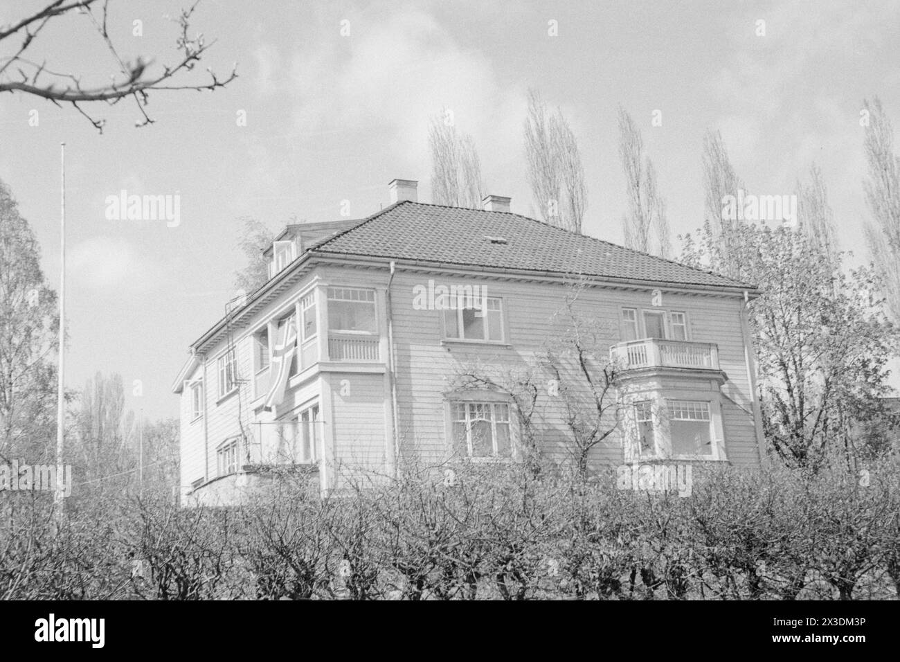 Aktuell 11–1946: Bekannte Landsvikere auf Frifot. Das ist die Villa Maihaugen, in der Frau Quisling mit Frau Eisenbahndirektorin Kielland wohnt. Die beiden Damen verfügen über den gesamten ersten Stock. Das Foto wurde am 8. Mai dieses Jahres aufgenommen, dem Jahrestag der Befreiung Norwegens. Beachten Sie die Flagge von der Veranda im zweiten Stock; gute Norweger leben dort.Foto: Th Skotaam / aktuell / NTB **Foto ist nicht bildverarbeitet*** dieser Bildtext wird automatisch übersetzt Stockfoto