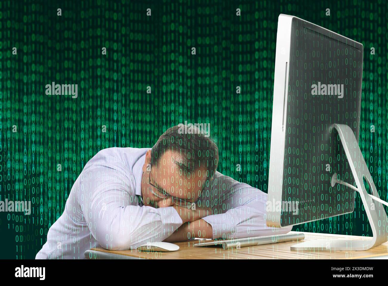 Collage mit müdem Mann, der am Schreibtisch schläft und Computer bis spät in die Nacht arbeitet, Virtual-Reality-Konzept Stockfoto