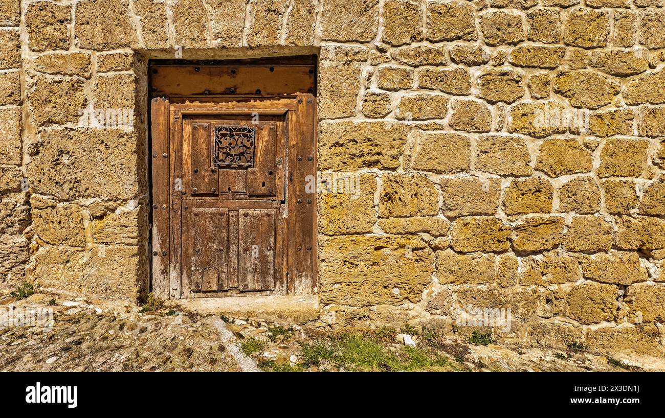 Geschlossenes altes traditionelles Fenster an einer alten Mauer Stockfoto