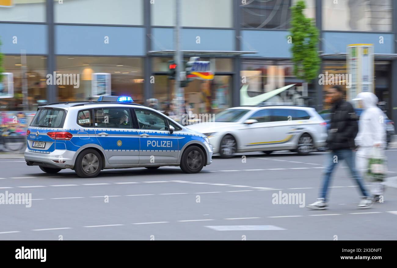 Alarmfahrt, Polizei, Karl-Marx-Straße, Neukölln, Berlin, Deutschland Stockfoto