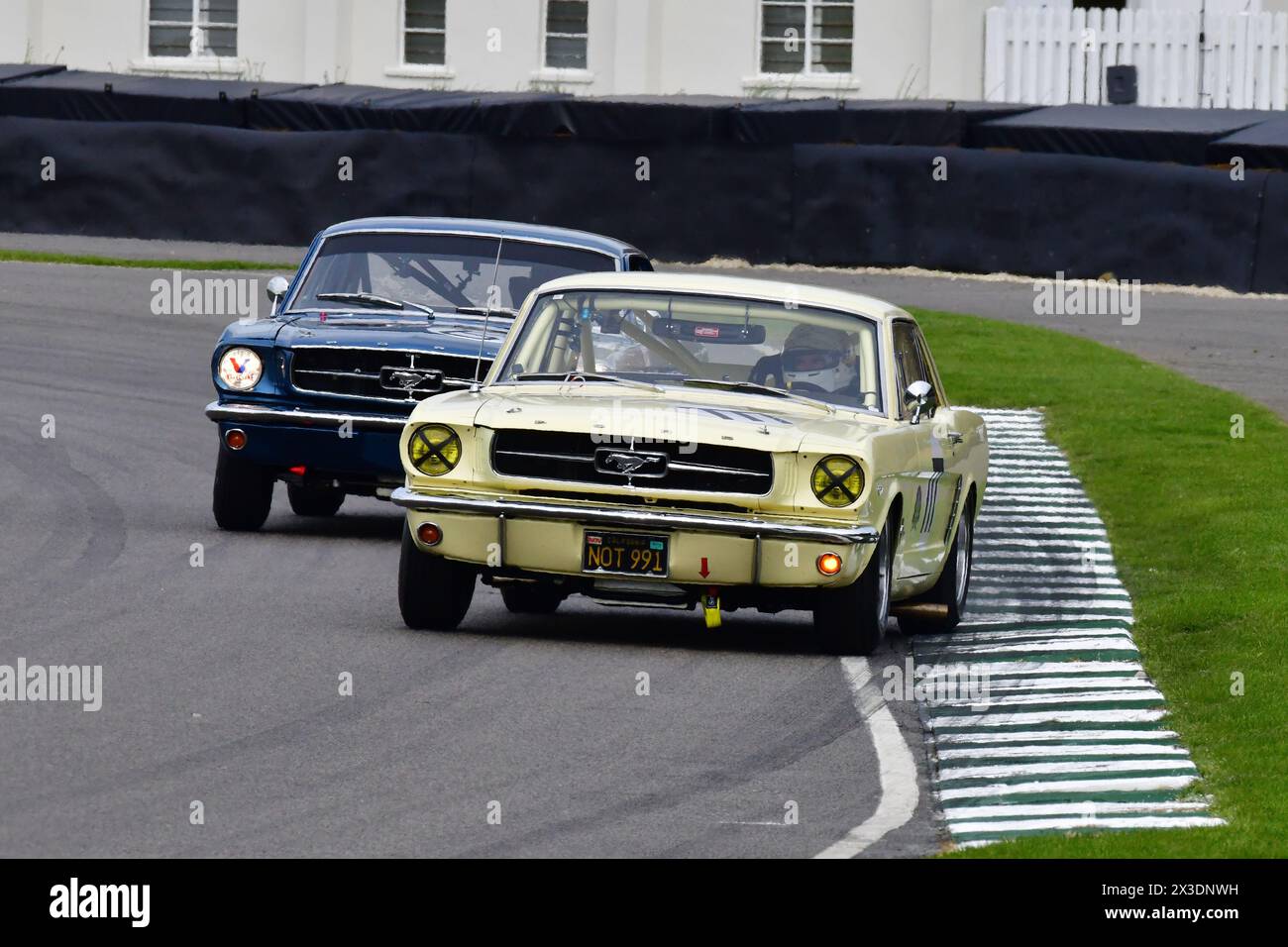 Guy Ziser, Oliver Webb, Ford Mustang, Ken Miles Cup, ein fünfundvierzigminütiges Rennen für Ford Mustangs, das bis zu 1966 teilnahm, es sind sechzig Jahre Stockfoto