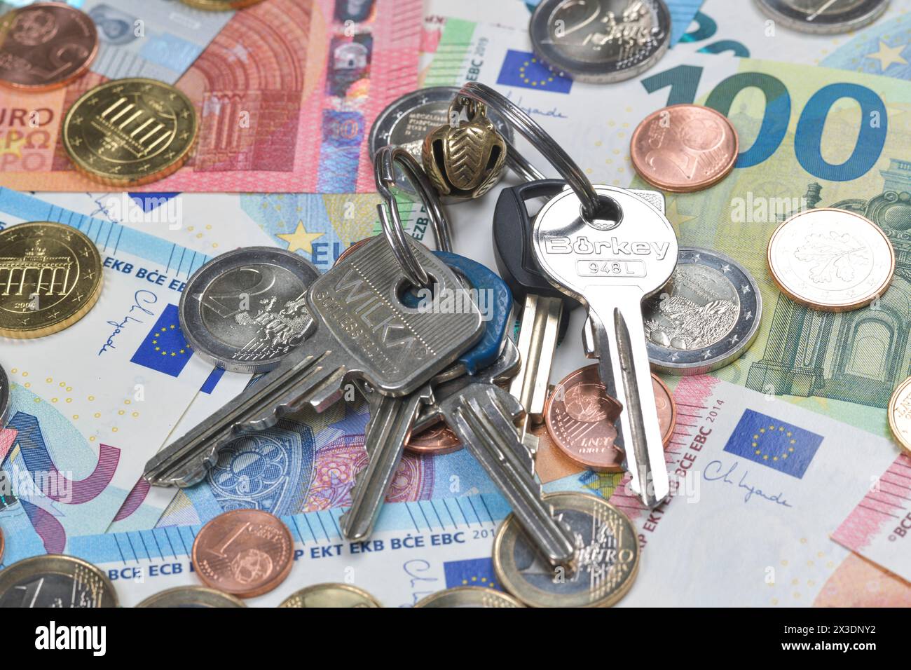 Symbolfoto Immobilienfinanzierung, Haus, Immobilie, Geld, Euro Stockfoto