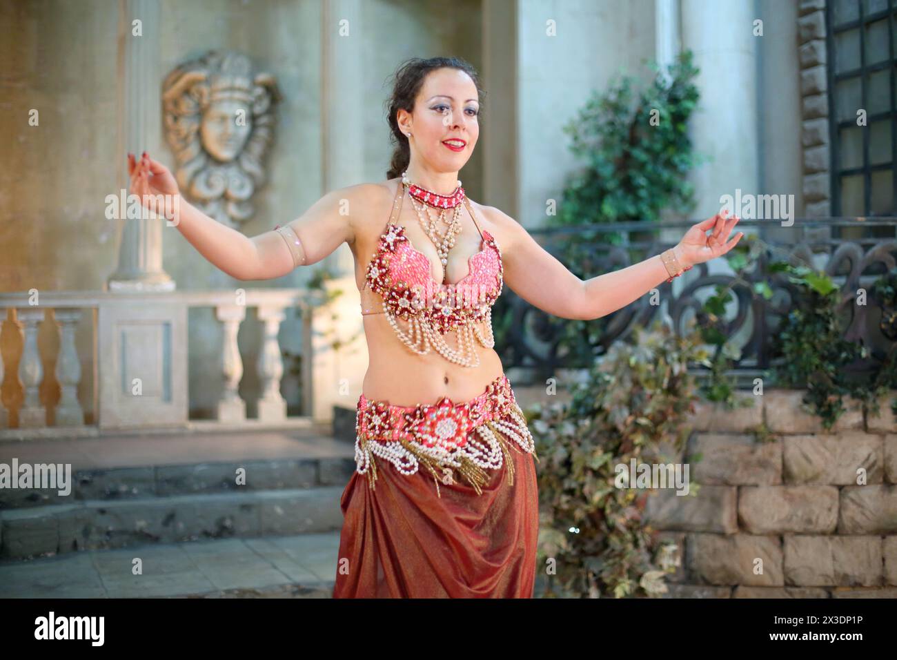 Porträt der schönen Frau in einem roten Kleid mit Perlen ist tanzen arabischer Tanz Stockfoto