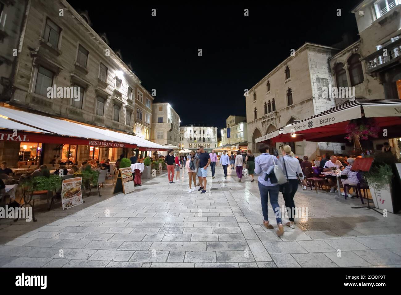 SPLIT, KROATIEN - 19. MAI 2017: Urlauber auf dem Völkerplatz von Split am Abend Stockfoto