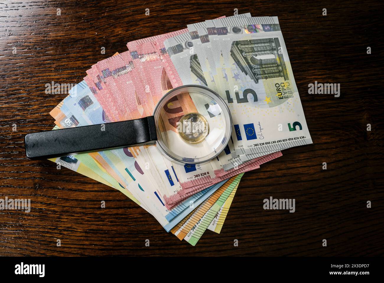 Symbolfoto Falschgeld, Lupe, Prüfen, Euro Stockfoto