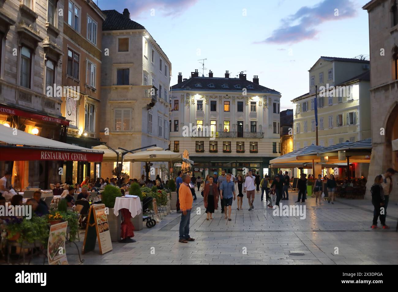 SPLIT, KROATIEN - 21. MAI 2017: Zentraler Platz der Völker in Split mit Café und Urlaubern am Abend Stockfoto