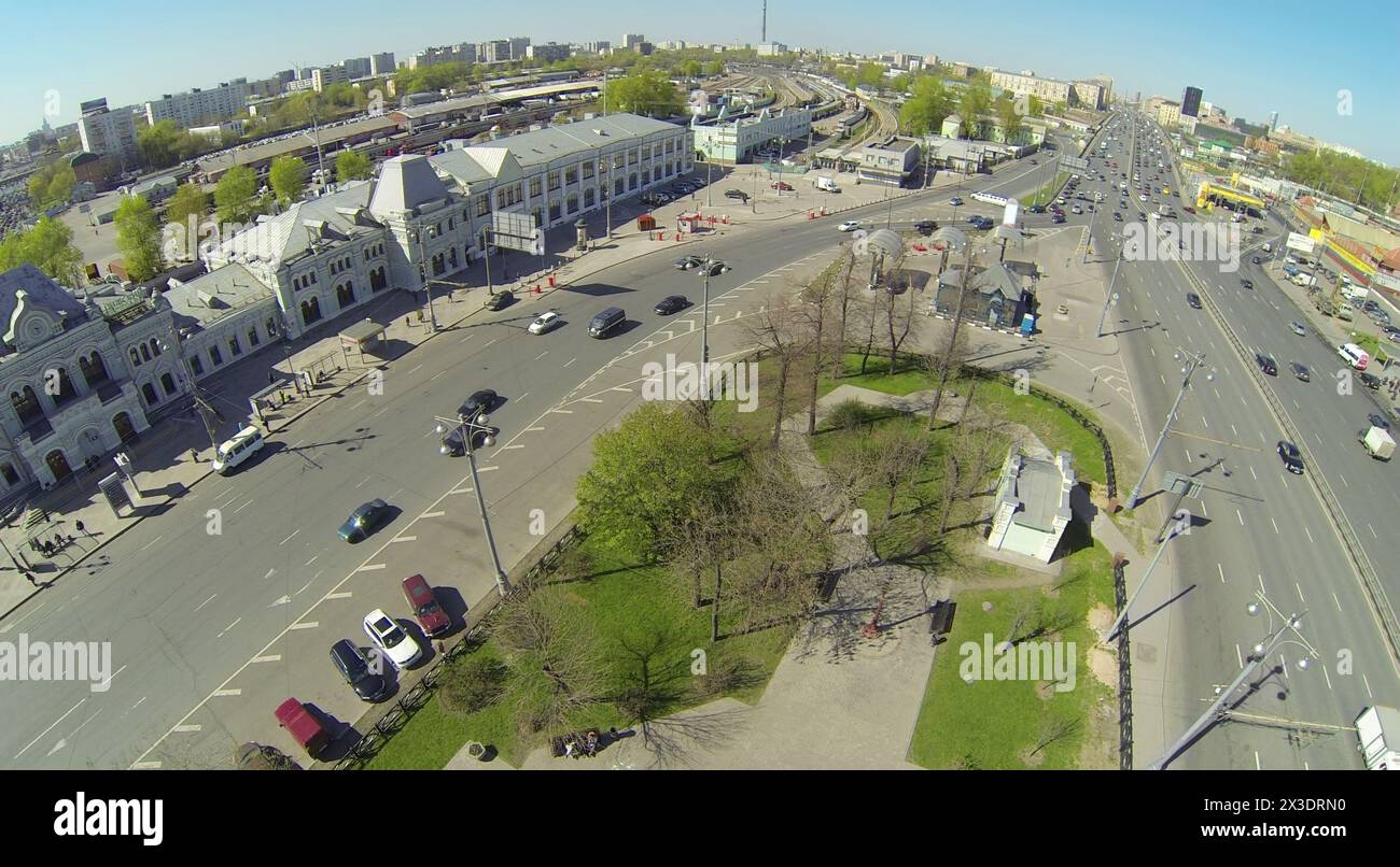 MOSKAU, RUSSLAND - 26. APRIL 2014: Straße und Park neben dem Rischski-Bahnhof, aus der Vogelperspektive. Das Bahnhofsgebäude wurde 1897-1901 erbaut Stockfoto