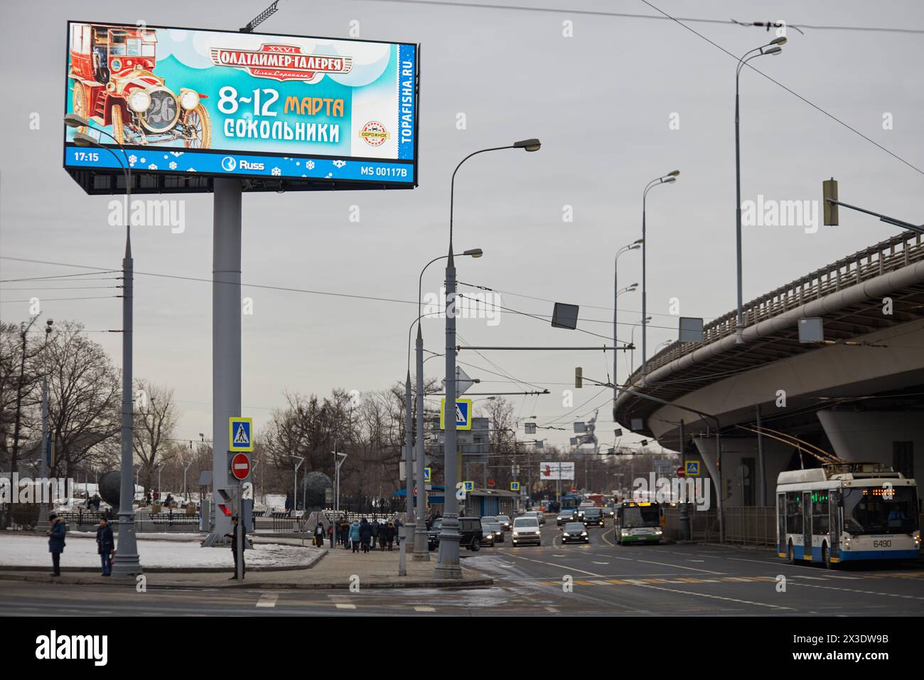 MOSKAU, RUSSLAND - 28. Februar 2017: Straßenverkehr an der Kreuzung in der Nähe von Überführungen und Werbetafeln mit Informationen zur Ausstellung der Oldtimer Gallery. Stockfoto