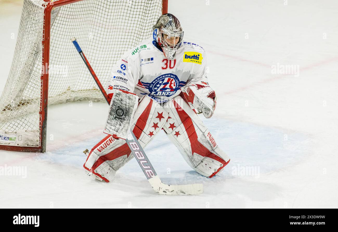 SC Rapperswil-Jona Lakers Torhüter #30 Roby Mettler ist, während dem Spiel gegen den EHC Kloten in der Stimo Arena, aufmerksam auf das Spielgeschehen Stockfoto