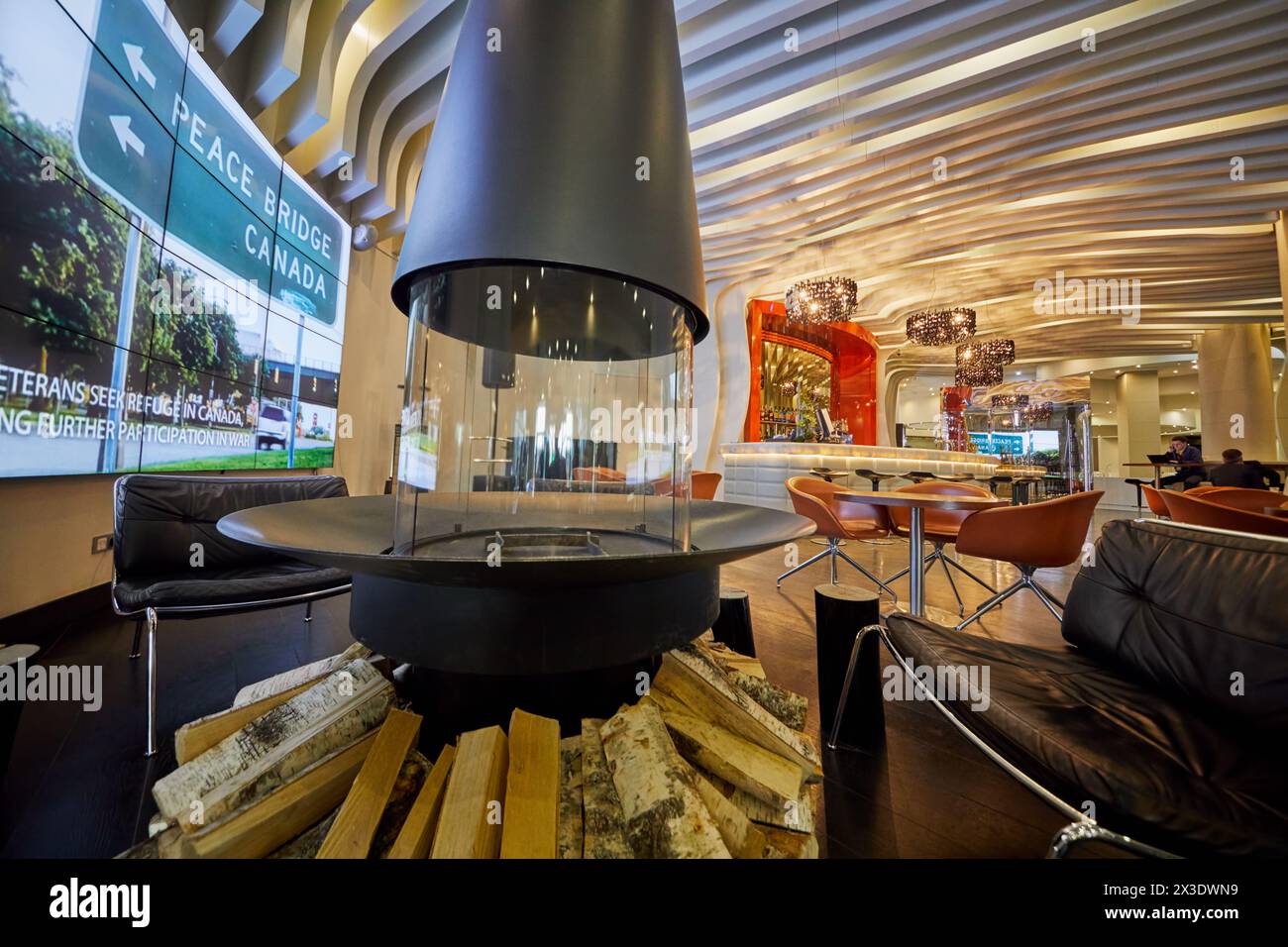 MOSKAU, RUSSLAND - 25. APR 2017: Innenraum der MC Traders Lounge Bar in der Halle des Novotel Moscow City Hotel mit Kamin und Bierkeller. Stockfoto