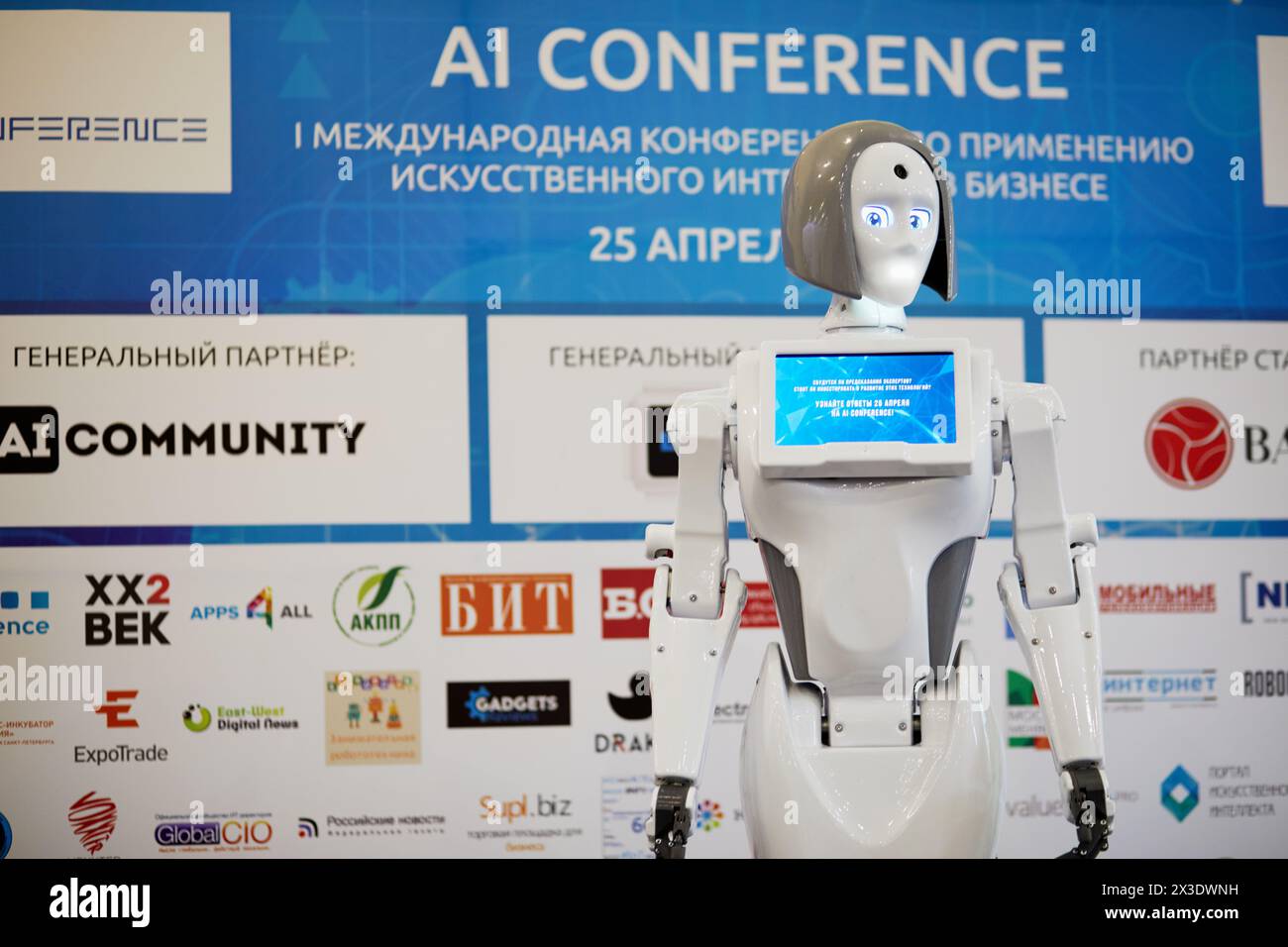 MOSKAU, RUSSLAND - 25. APR 2017: Weiblicher Roboter KIKI während KI-Konferenz im Novotel Moscow City Hotel. Die Konferenz widmet sich der Einführung von artific Stockfoto