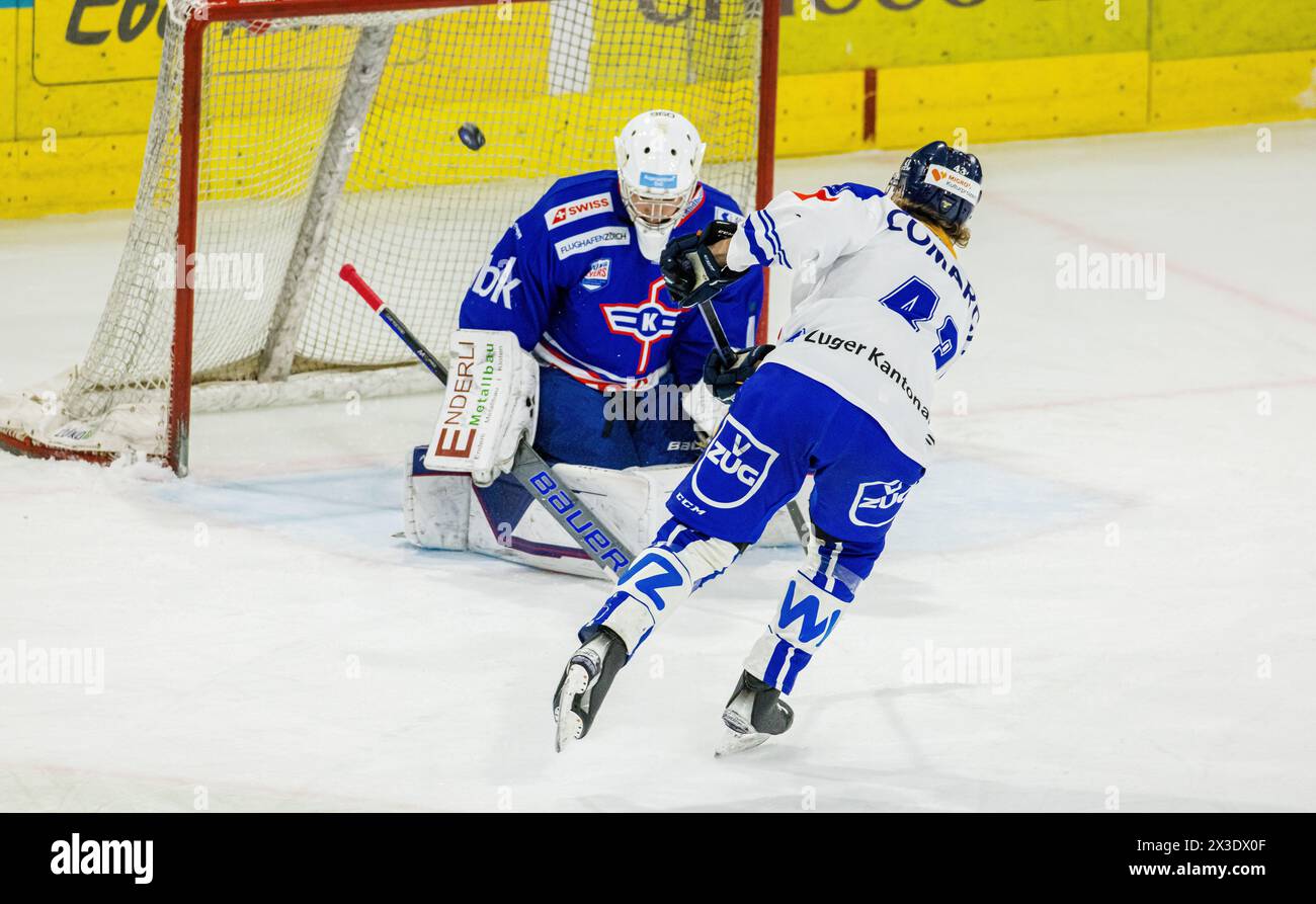 Ein Schuss des Zugers #43 Tim Muggli lässt der Klotener Torhüter #1 Liam Yuhki Deussen auf die Seite abprallen. (Kloten, Schweiz, 15.02.2023) Stockfoto