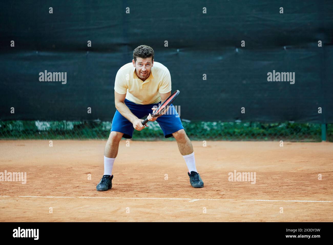 Tennisspieler wartet auf Servieren an der Back Line. Stockfoto
