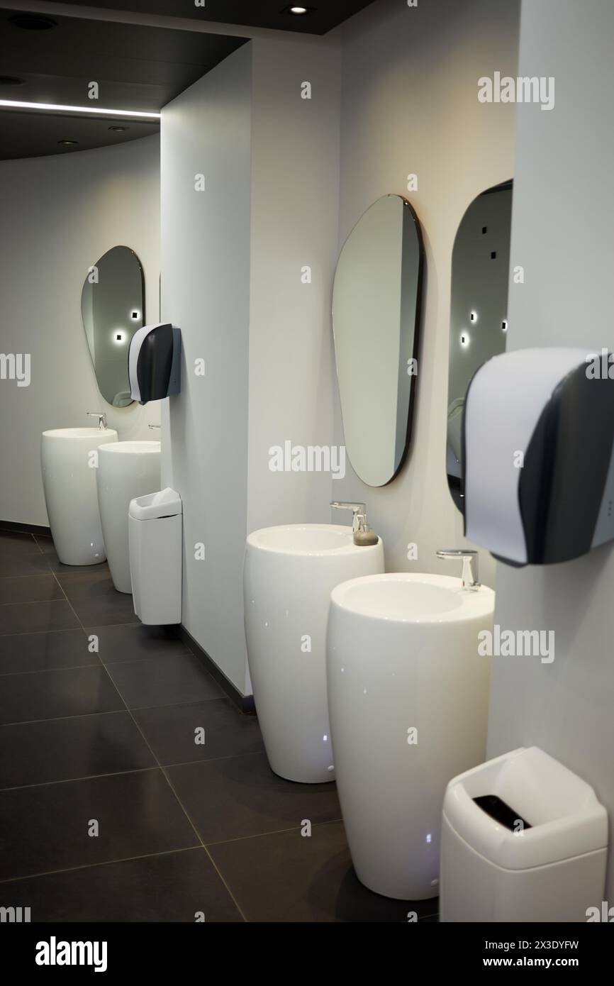 Öffentliche Toilette mit Waschtischen, Spiegeln und Handtrocknern. Stockfoto