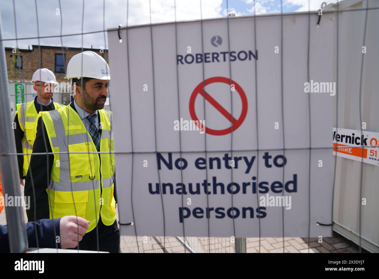 Der erste Minister Humza Yousaf besuchte die Wohnsiedlung Hillcrest Homes in Dundee, um eine Ankündigung über Investitionen in erschwinglichen Wohnraum zu machen. Herr Yousaf sagte eine geplante Rede früher am Tag ab, als er um das politische Überleben kämpft, und der Vorsitzende der SNP Westminster Stephen Flynn sagte, der erste Minister werde "kämpfen". Bilddatum: Freitag, 26. April 2024. Stockfoto