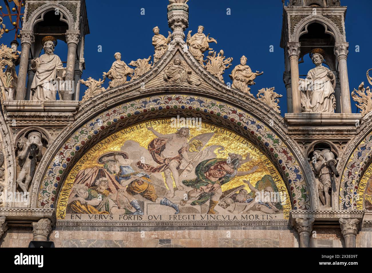 Das Auferstehungsmosaik mit Jesus Christus auf der Lünette des oberen Registers von St. Markusdom (Basilika di San Marco) in Venedig, Italien. Stockfoto