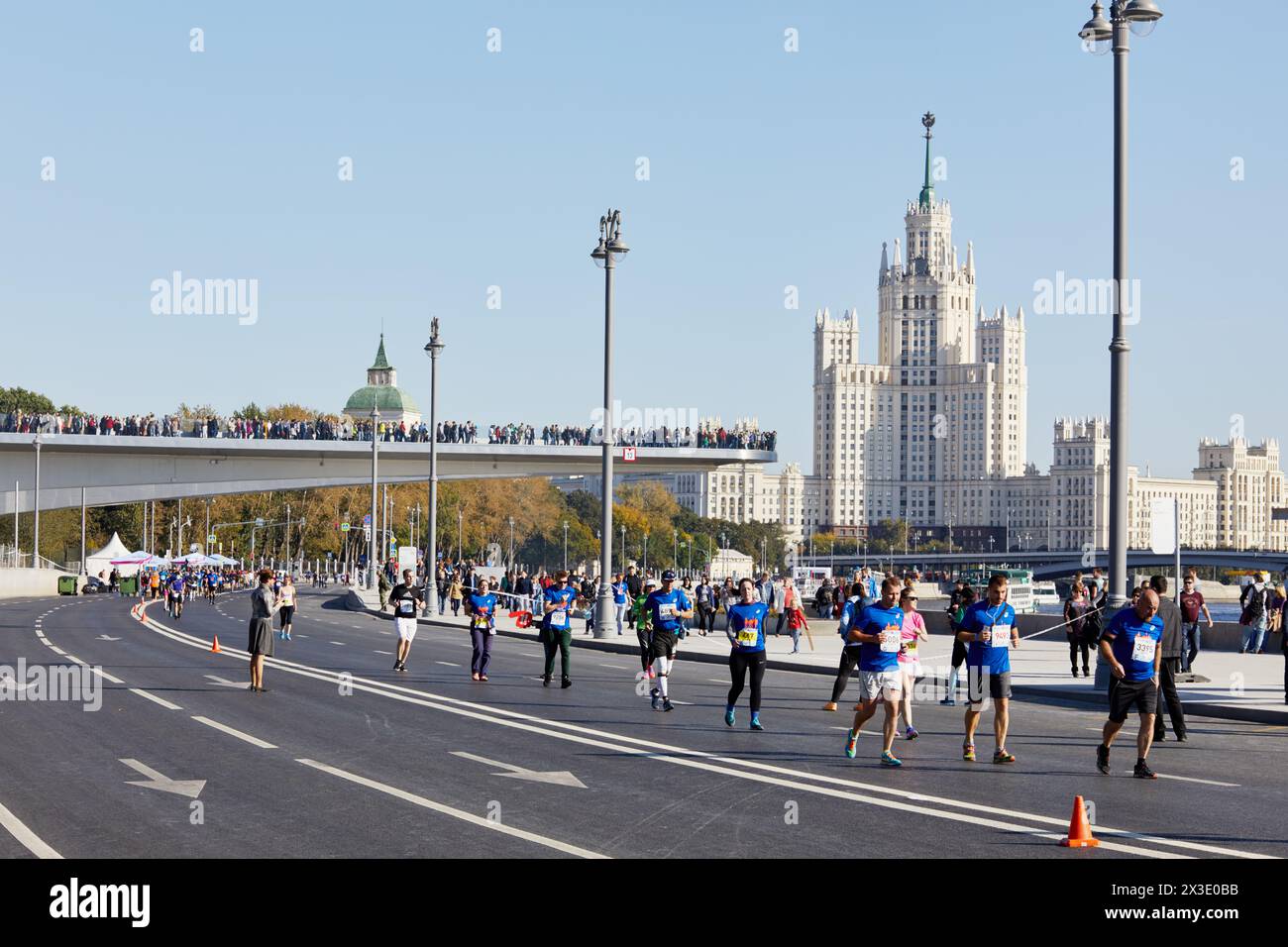 MOSKAU, RUSSLAND - 24. SEP 2017: Läufer Teilnehmer des Promsvyazbank Moskau-Marathons am Moskwa-Ufer und Zuschauer auf FL Stockfoto