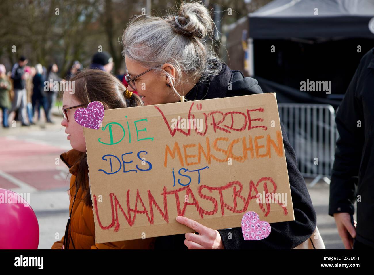 Hamburg, Deutschland, 25. Februar 2024. Tausende von Menschen nehmen an der Demo unter dem Motto „Defending Democracy Demo“ Teil. Stockfoto