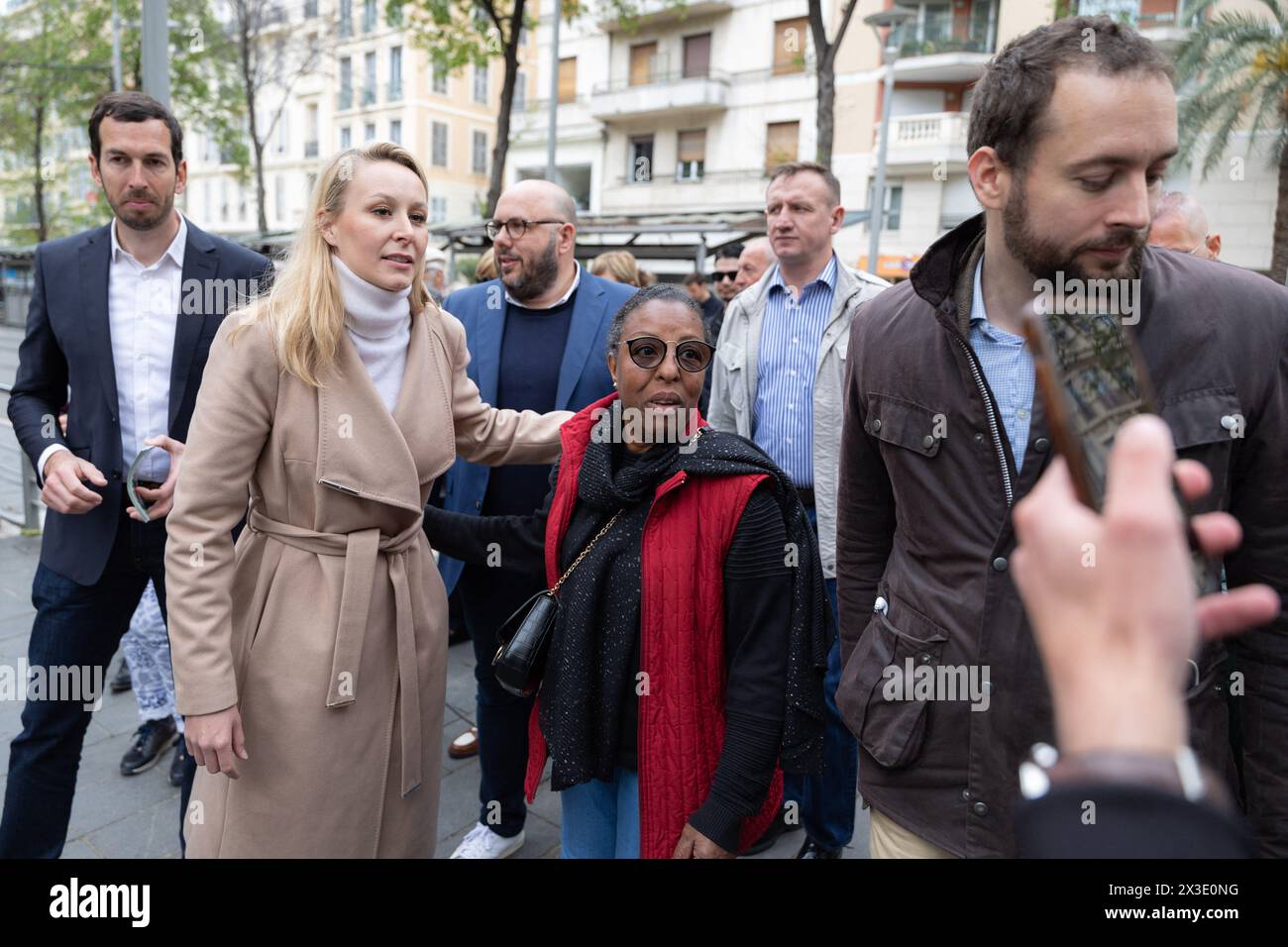 Nizza, Frankreich. April 2024. Marion Maréchal, Leiter der Liste von Eric Zemmours "Reconquête!" Partei für die nächsten Europawahlen in Nizza auf dem Befreiungsmarkt neben Philippe Vardon und Jean Moucheboeuf. Marion Maréchal wurde am 26. April 2024 von Dutzenden Sympathisanten in Nizza erwartet. Foto: Shootpix/ABACAPRESS.COM Credit: Abaca Press/Alamy Live News Stockfoto