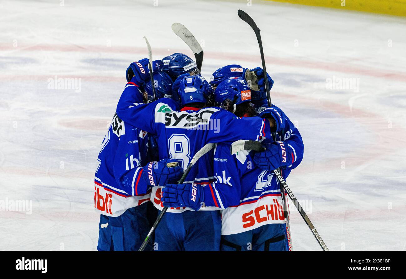 Die Spieler des U20-Elit Teams jubel über einen Torerfolg gegen den HC Lugano. (Kloten, Schweiz, 30.09.2022) Stockfoto