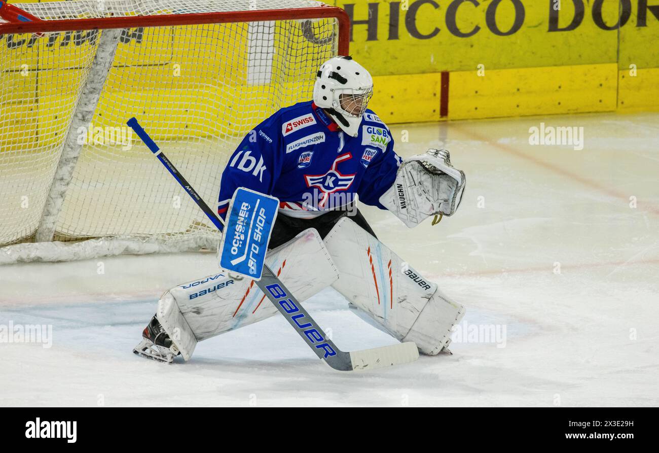 Der U20-Elit Torhüter des EHC Kloten #1 Liam Yuhki Deussen ist, während dem Spiel gegen den EHC Biel-Bienne Spirit, aufmerksam beim Spielgeschehen dab Stockfoto