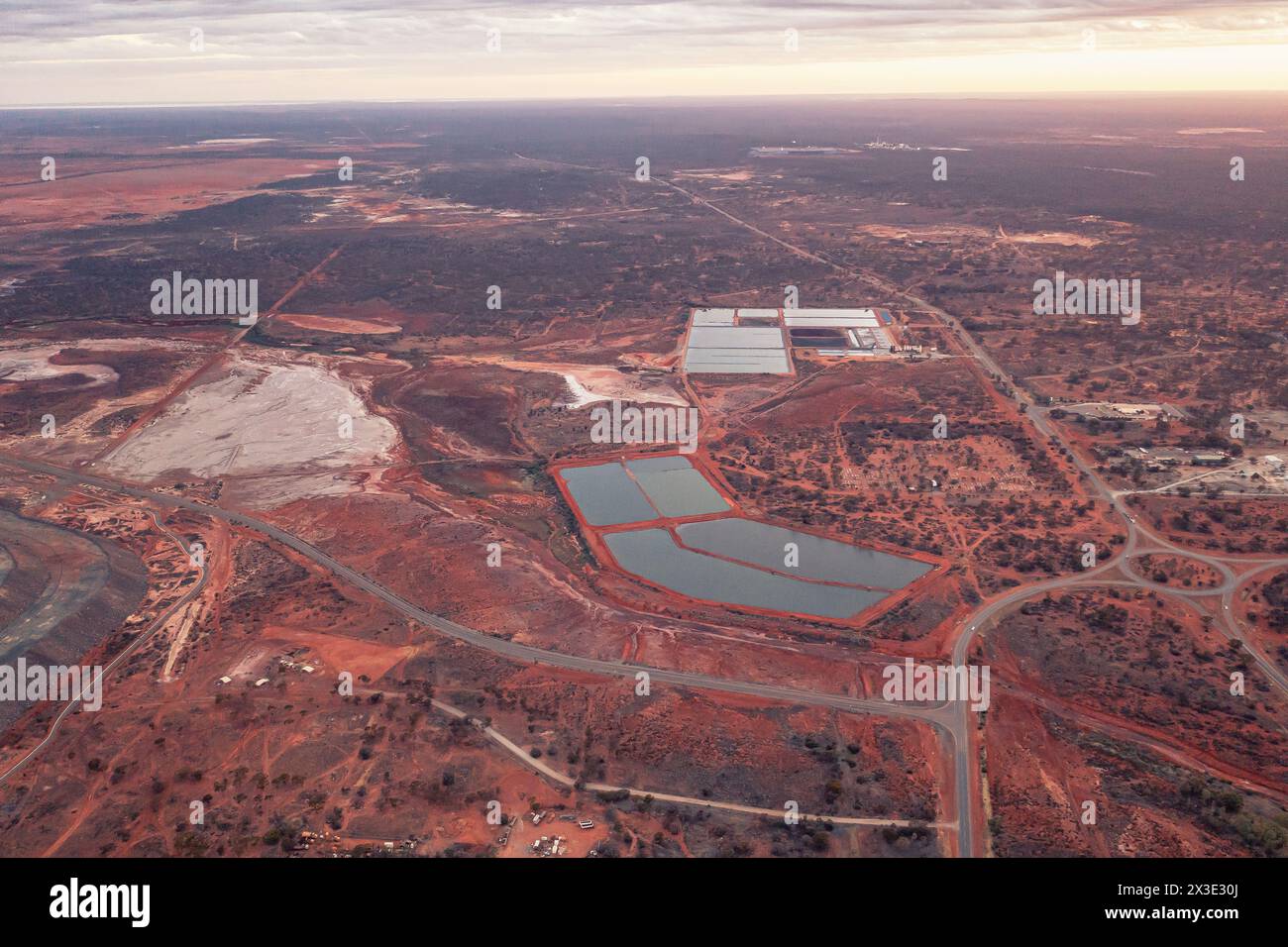 Supergrubenabbau in Australien Kimberlith Femoston. Foto von der Drohne über dem Steinbruch. Bergbau Stockfoto