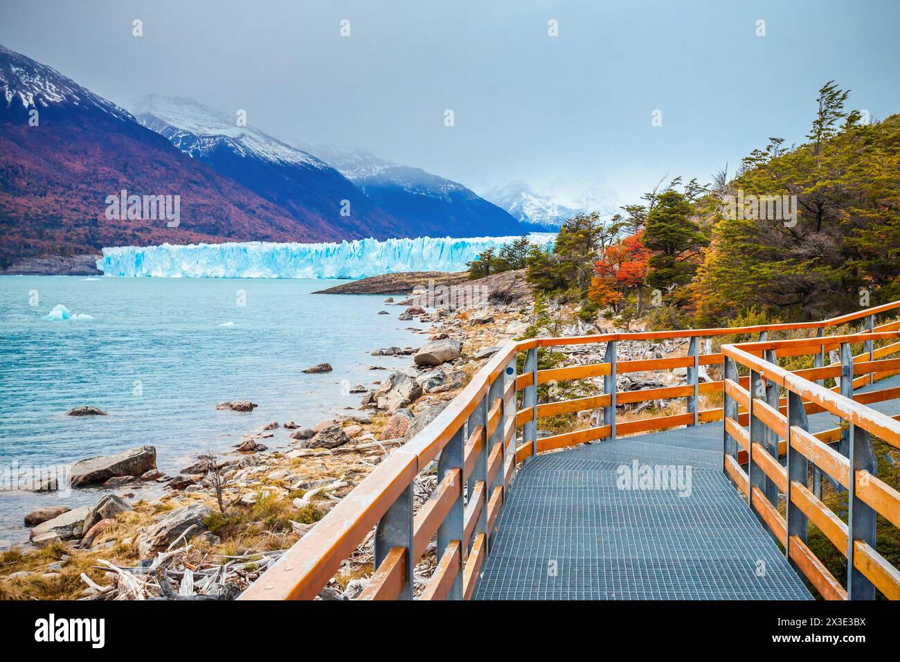 Touristische Route in der Nähe der Perito Moreno Gletscher in Patagonien, Argentinien. Es ist eines der wichtigsten touristischen Attraktionen im argentinischen Patagonien. Stockfoto