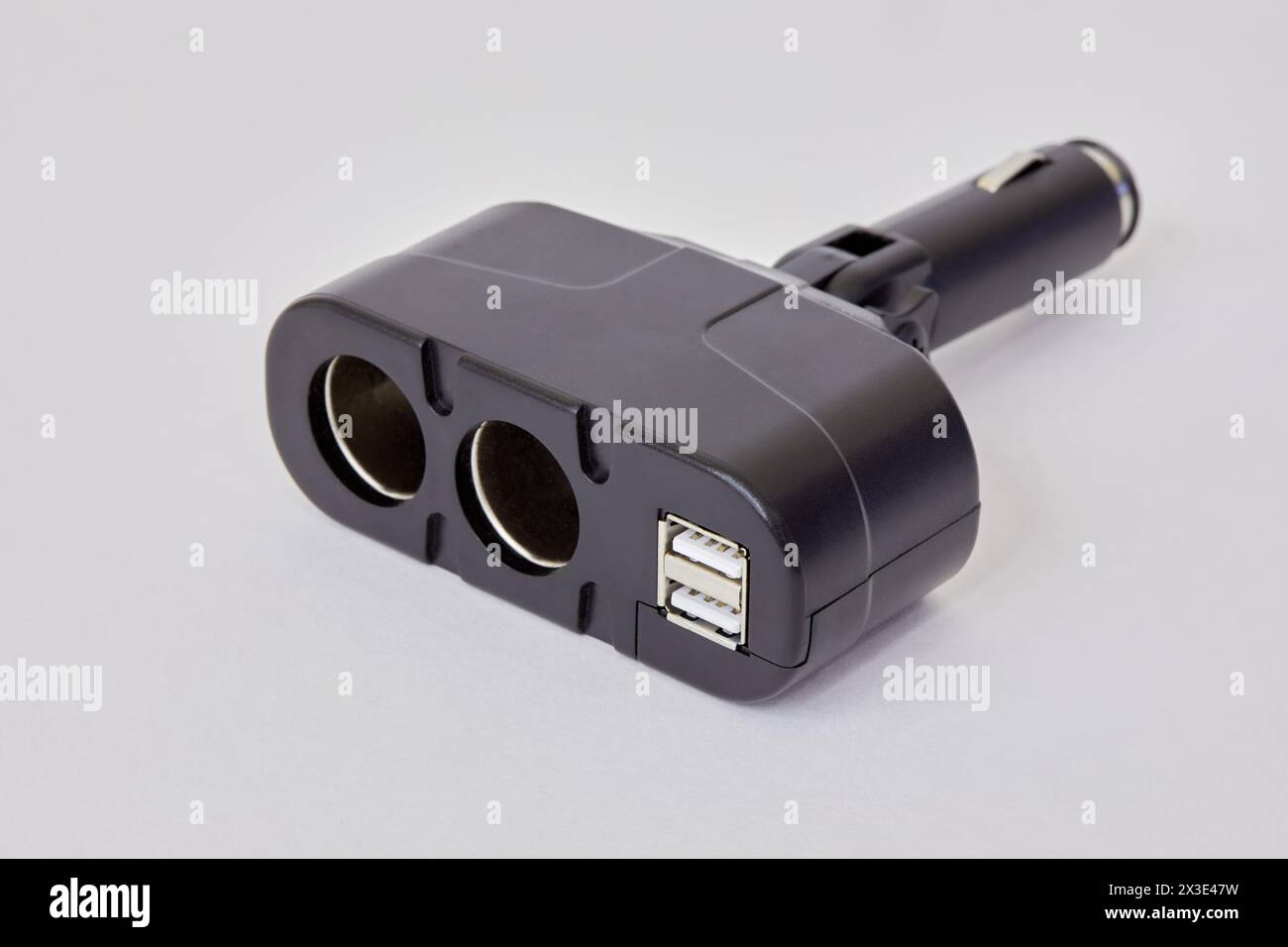 Ladegerät für Kfz-Zigarettenanzünder mit zwei usb-Anschlüssen auf weißem Hintergrund. Stockfoto