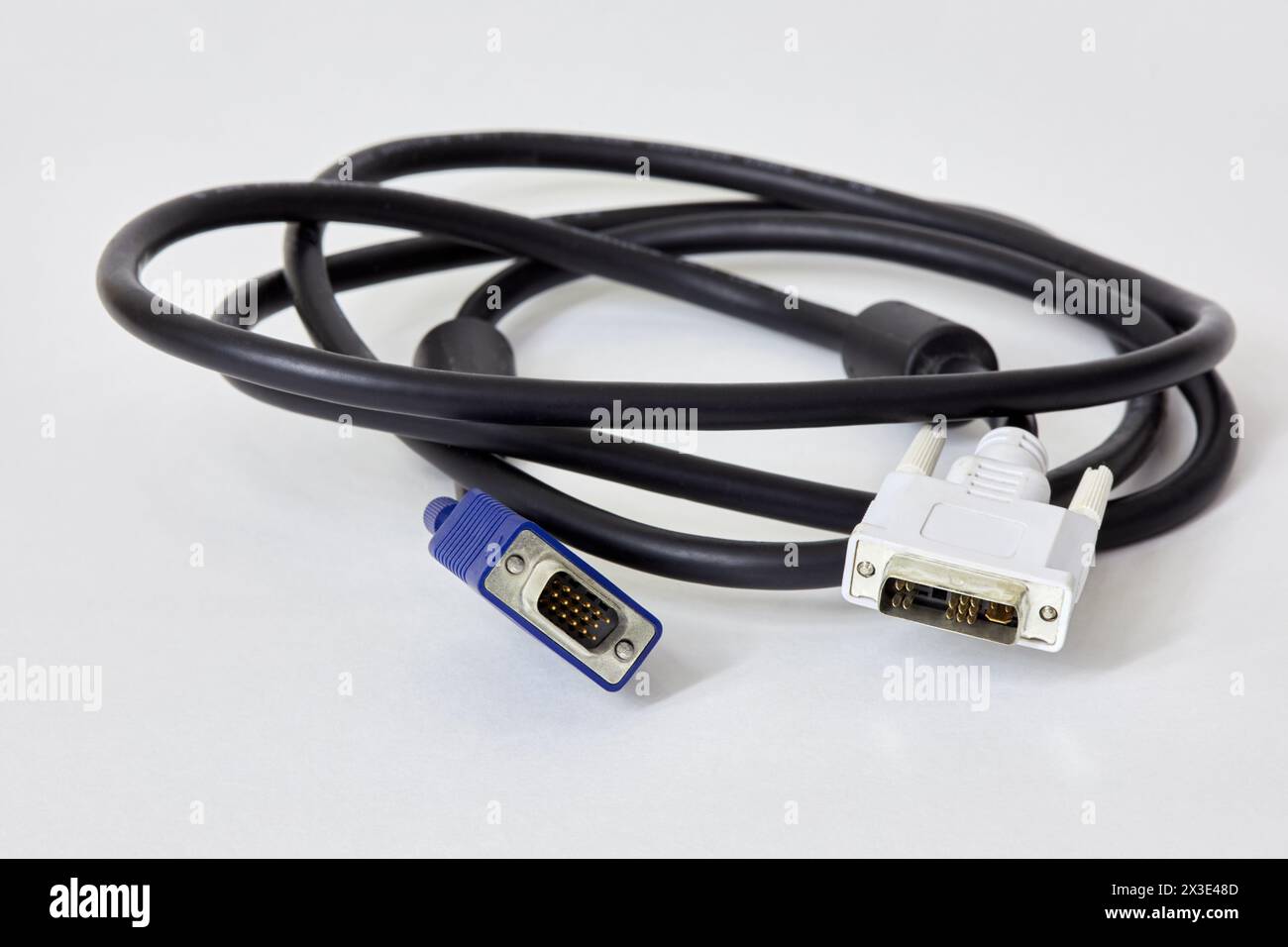 VGA-DVI-Kabel auf weißem Hintergrund. Stockfoto