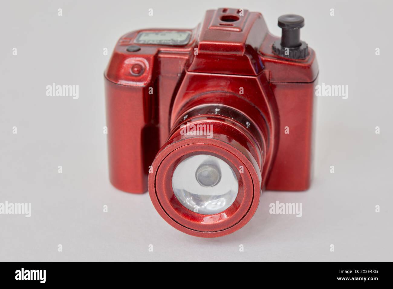 Taschenlampe in Form einer Kamera auf weißem Hintergrund. Stockfoto