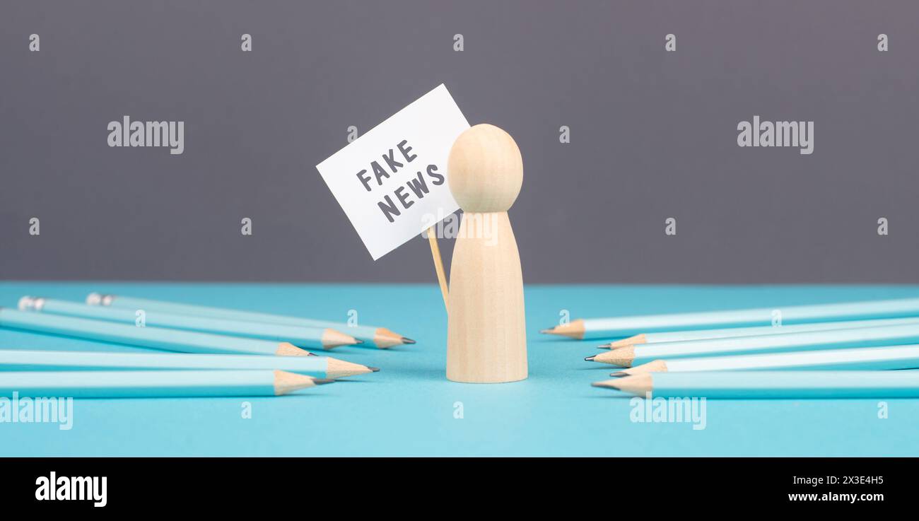 Fake News in Progress, Fakten und Propaganda, Konzept der Verschwörungstheorie, Medien und Manipulation, Gedankenkontrolle Stockfoto