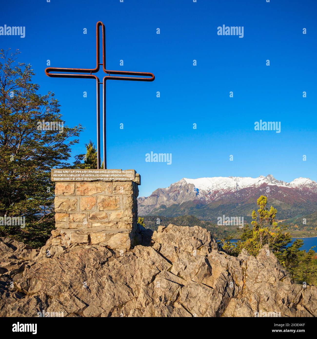 Denkmal in Cerro Campanario Aussichtspunkt in der Nähe von Bariloche in Nahuel Huapi Nationalpark, Patagonien in Argentinien. Stockfoto