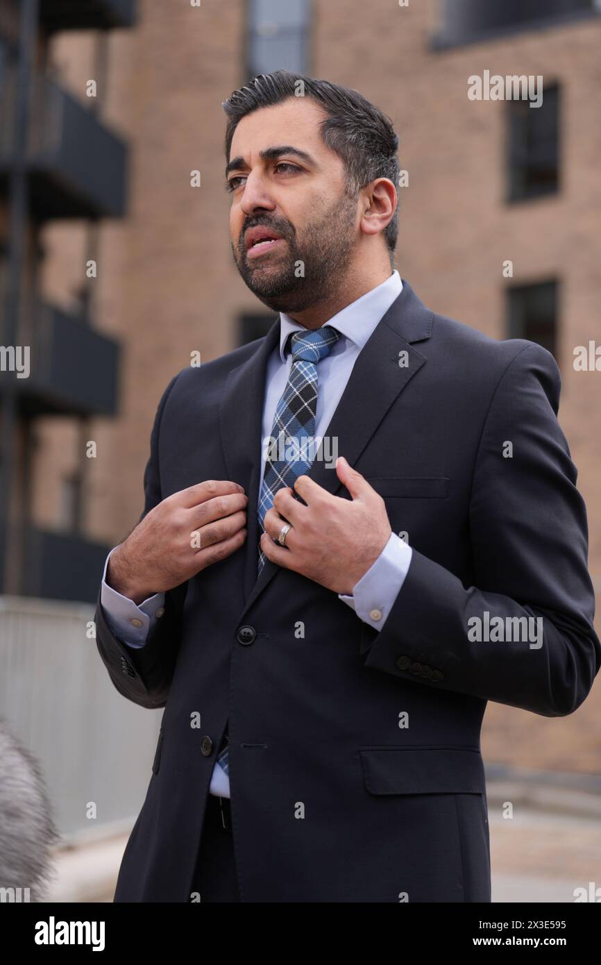 Der erste Minister Humza Yousaf sprach während eines Besuchs in der Wohnsiedlung Hillcrest Homes in Dundee vor den Medien, um eine Ankündigung über Investitionen in erschwinglichen Wohnraum zu machen. Herr Yousaf sagte eine geplante Rede früher am Tag ab, als er um das politische Überleben kämpft, und der Vorsitzende der SNP Westminster Stephen Flynn sagte, der erste Minister werde "kämpfen". Bilddatum: Freitag, 26. April 2024. Stockfoto