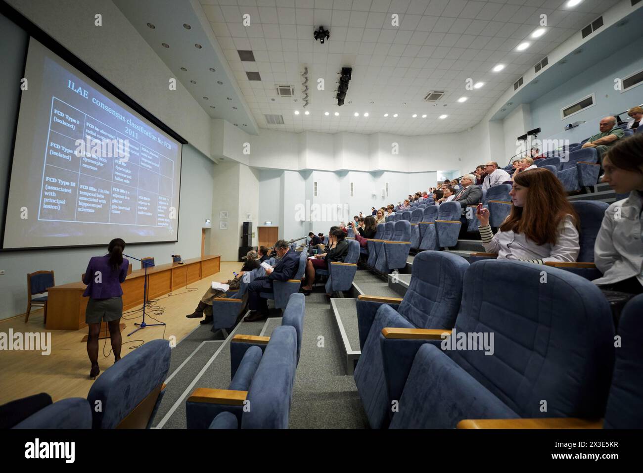 MOSKAU, RUSSLAND - 2. Februar 2018: Auditorium mit Teilnehmern der Konferenz zur chirurgischen Behandlung von Epilepsie im Russischen Kinderkrankenhaus. Stockfoto