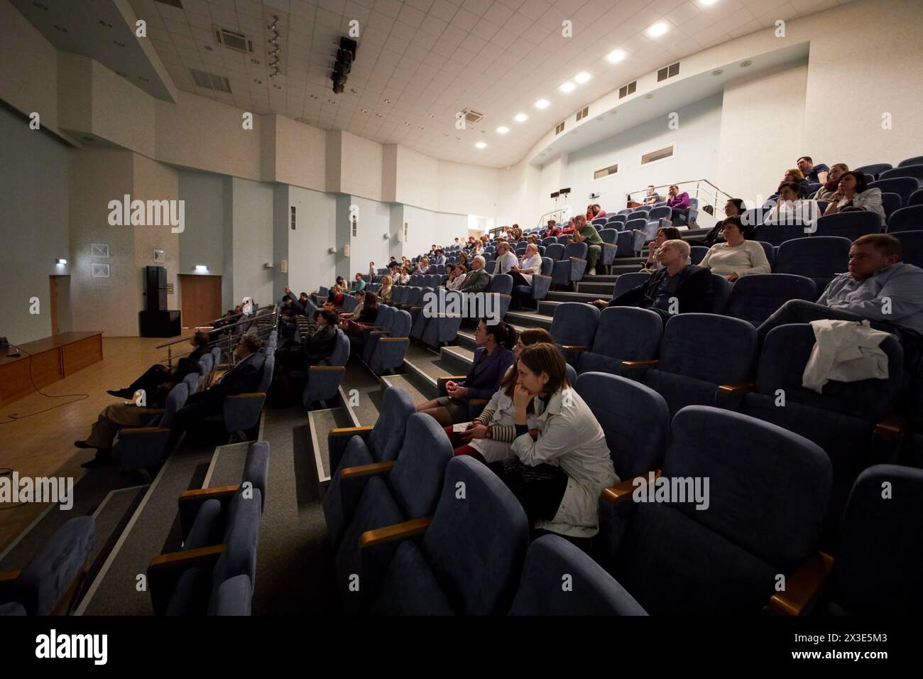 MOSKAU, RUSSLAND - 2. Februar 2018: Auditorium im Russischen Kinderklinikum mit Teilnehmern der Konferenz zur chirurgischen Behandlung von Epilepsie. Stockfoto