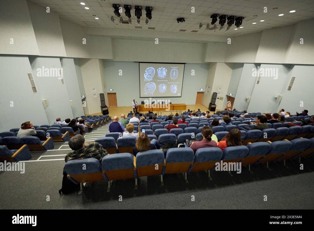 MOSKAU, RUSSLAND - 2. Februar 2018: Auditorium mit Teilnehmern Konferenz zur chirurgischen Behandlung von Epilepsie im Russischen Kinderkrankenhaus. Stockfoto
