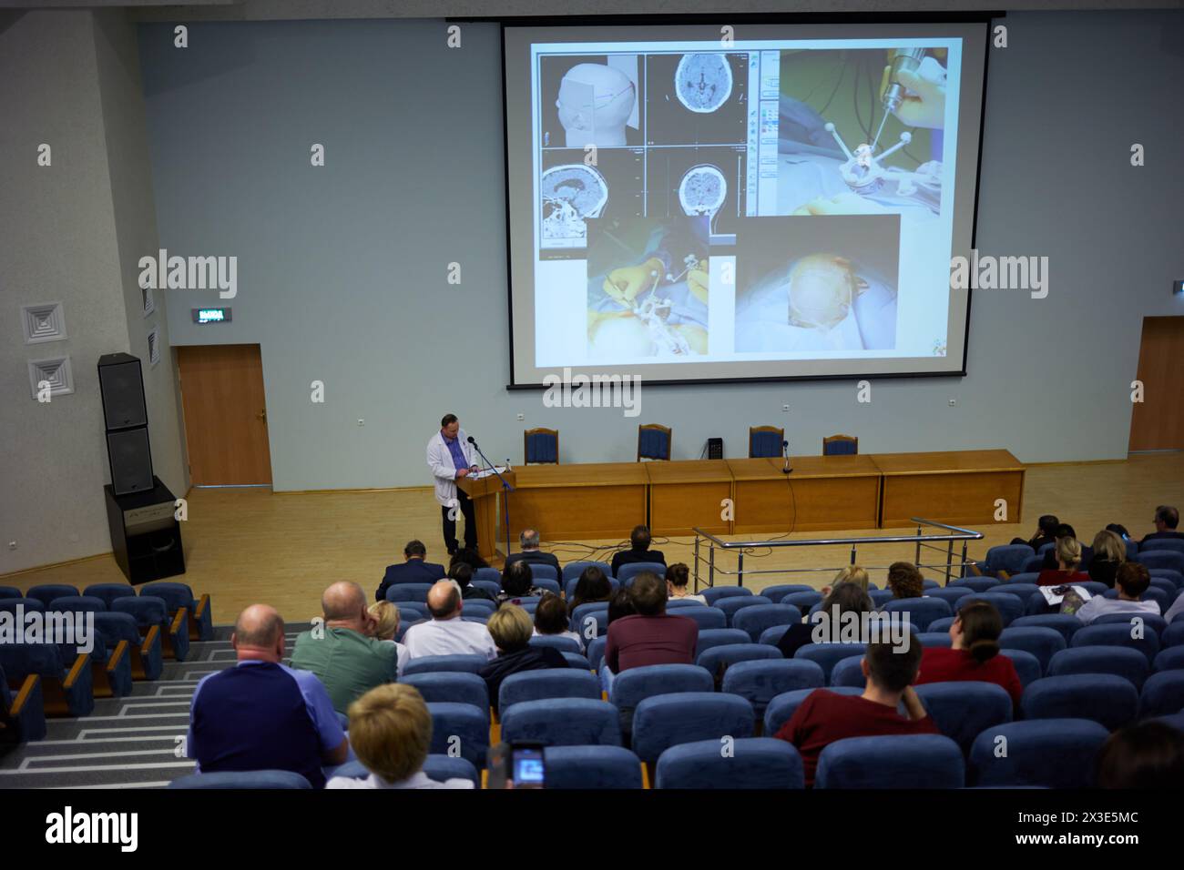 MOSKAU, RUSSLAND - 2. Februar 2018: Auditorium mit Teilnehmern Konferenz zur chirurgischen Behandlung von Epilepsie Hören eines Sprechers in Russian Children Clinical Stockfoto