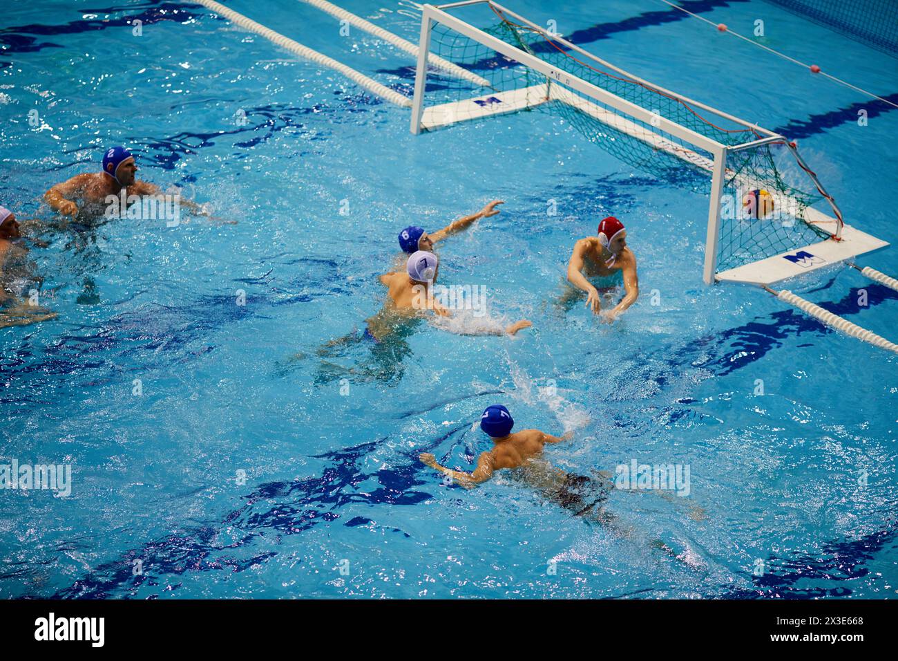 KASAN, RUSSLAND - 09. Dezember 2017: Torhüter verpasst während des Freundschaftsspiels auf dem Wasserball im Burevestnik Becken während des All Russia Swimming Compe den Ball im Tor Stockfoto