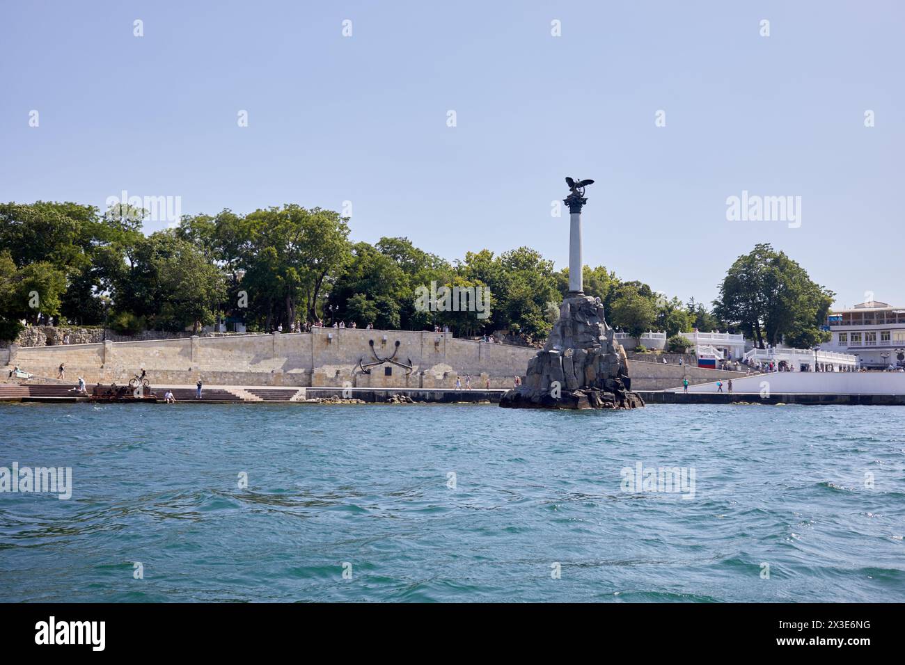 SEWASTOPOL, KRIM – 10. Juni 2018: Denkmal für die versunkenen Schiffe in Sewastopol. Das Denkmal wurde 1905 zum 50. Jahrestag der Ersten Verteidigung errichtet Stockfoto