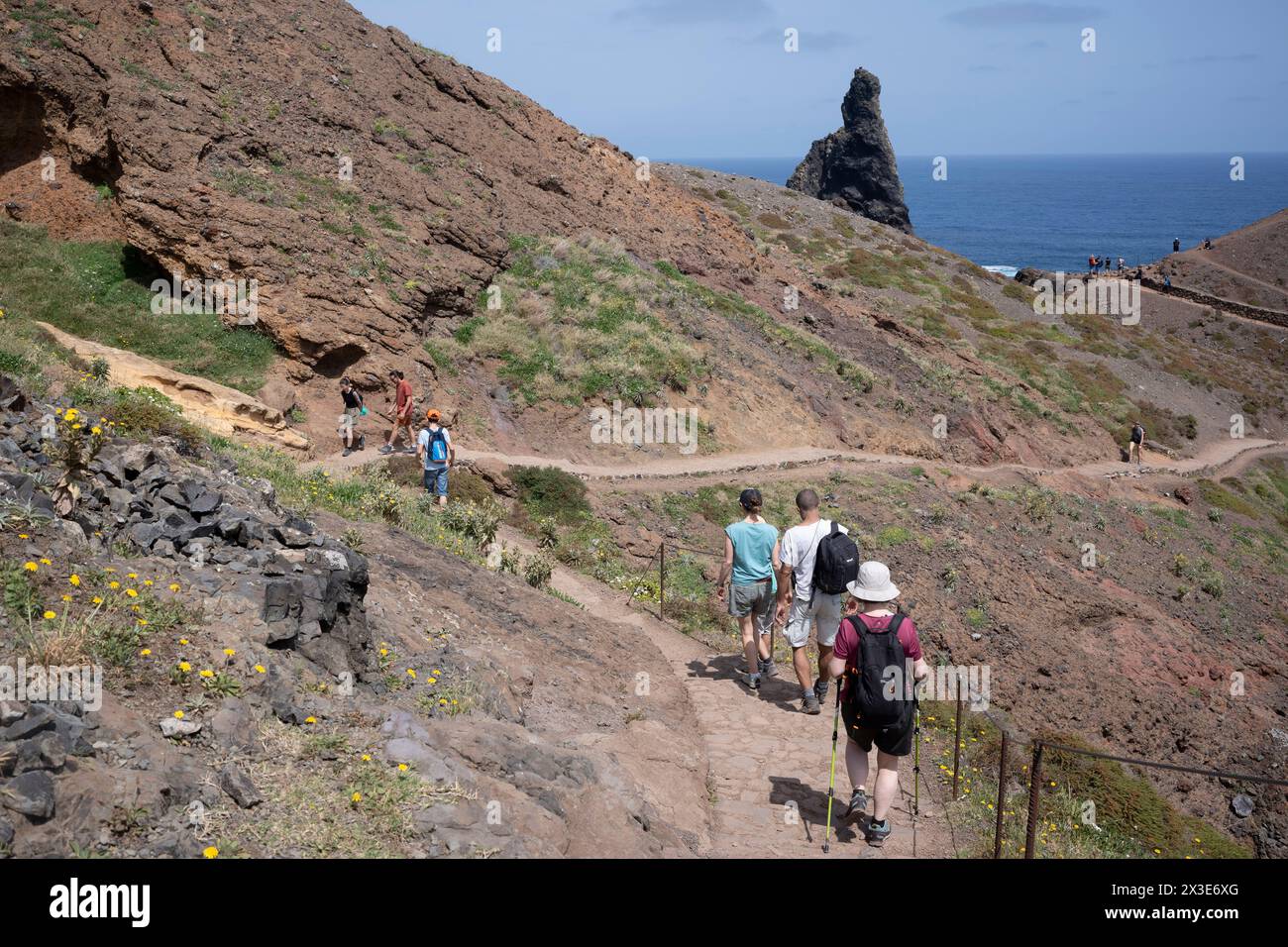 Wanderer und Wanderer treten am 17. April 2023 in Madeira, Portugal, auf einem gut markierten, aber erodierenden Cais de Sardinha-Wanderweg mit Blick auf die Baia d'Abra am äußersten östlichen Ende der portugiesischen Insel Madeira. Stockfoto