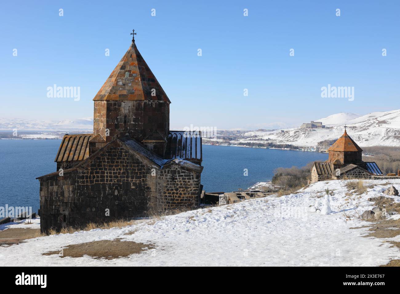 See Sevan, Surb Arakelots Kirche ist altes architektonisches Denkmal von Armenien, 9. Jahrhundert, Winter, Stadt weit weg Stockfoto