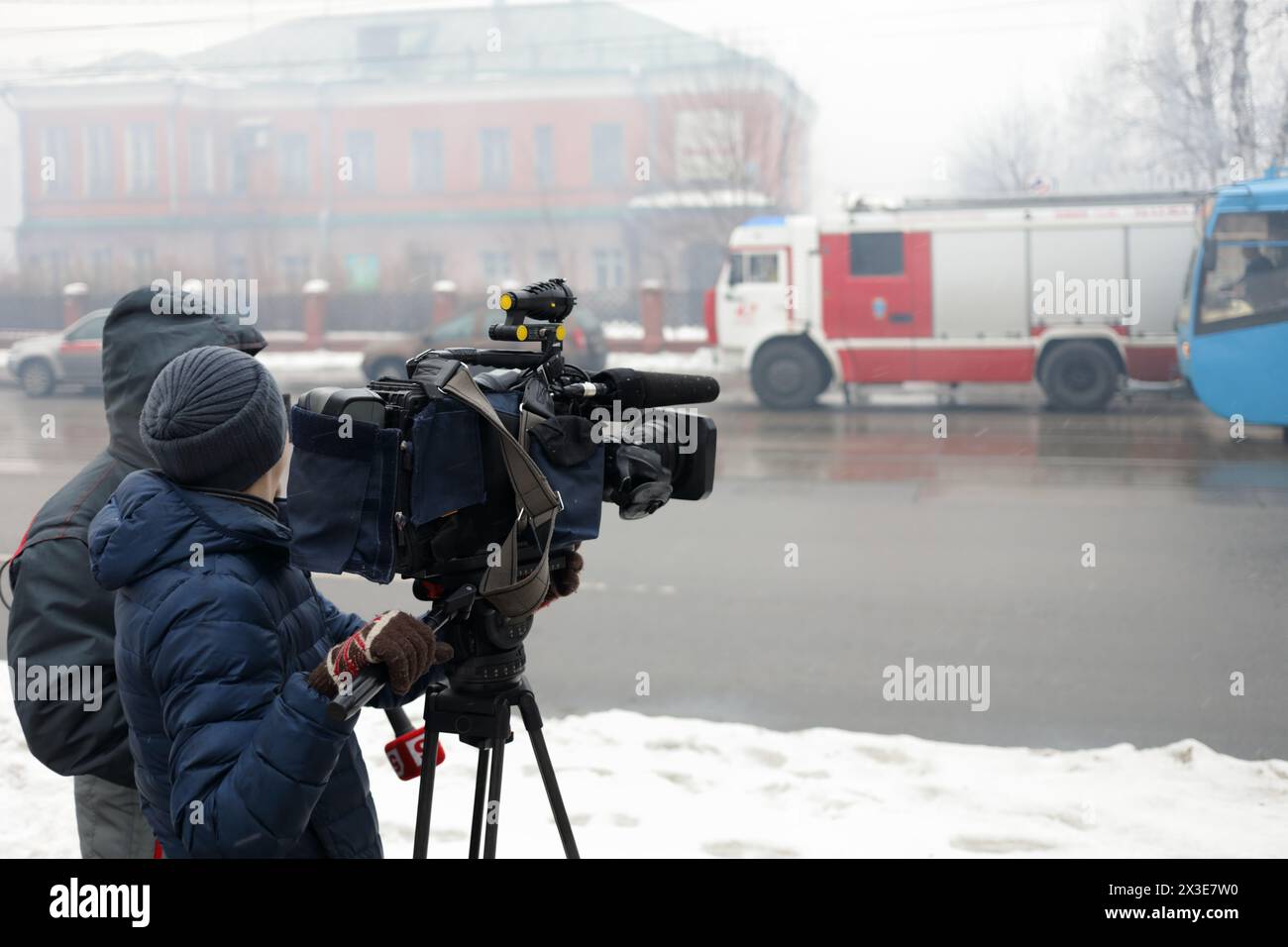 MOSKAU - 31. Dezember 2016: Reporter arbeiten für zerstörerischen Kamin, Feuerwehrauto in Rauch Stockfoto