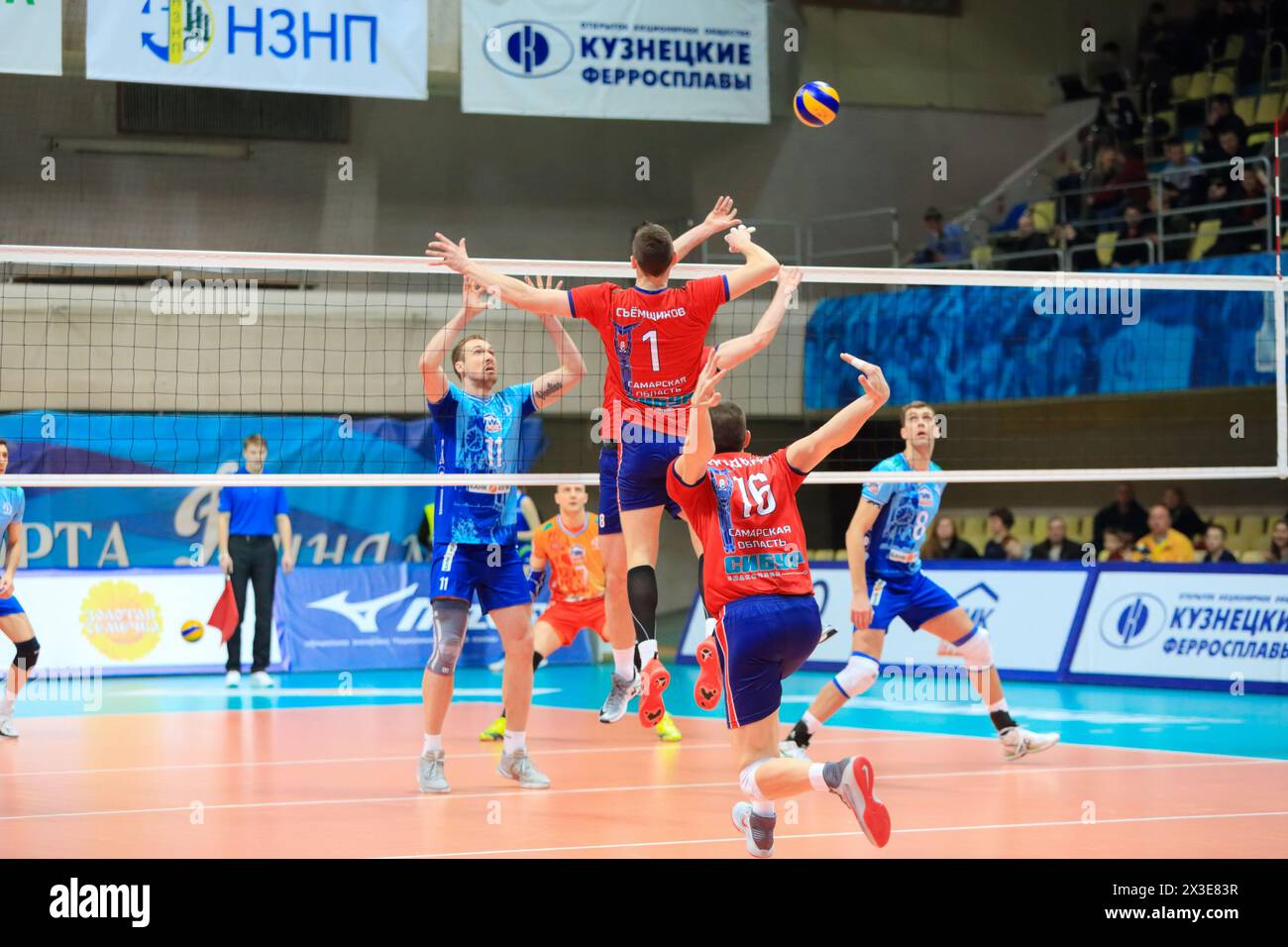 MOSKAU - 8. April 2017: Falscher Angriff auf das Spiel der russischen Volleyballmeisterschaft Dynamo (Moskau) - Nova (Nowokuibyschewsk) im Palast des Sports Stockfoto