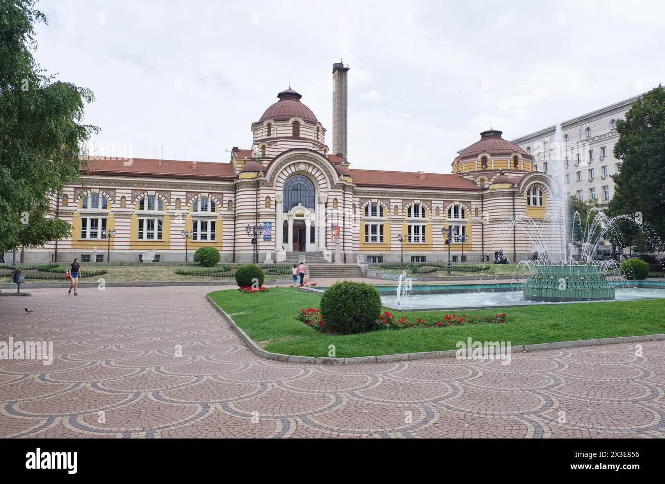 Bulgarien, Sofia; Menschen im alten Thermalbad-Gebäude, heute ein Museum Stockfoto