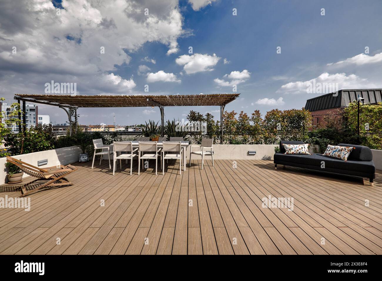 Außenansicht einer modernen Terrasse im Vordergrund befindet sich ein Esstisch Stockfoto