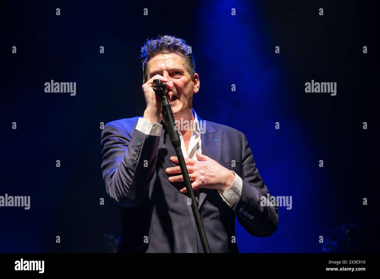 Mantua, Italien. April 2024. Tony Hadley, Künstlername von Anthony Patrick Hadley, singt auf der Bühne während seiner Live-Auftritte für â&#x80;&#x9c;Mad About You mit der fabelhaften TH Band European Tourâ&#x80;&#x9d; im PalaUnical Theatre am 24. April 2024 in Mantua, Italien. Quelle: Unabhängige Fotoagentur/Alamy Live News Stockfoto