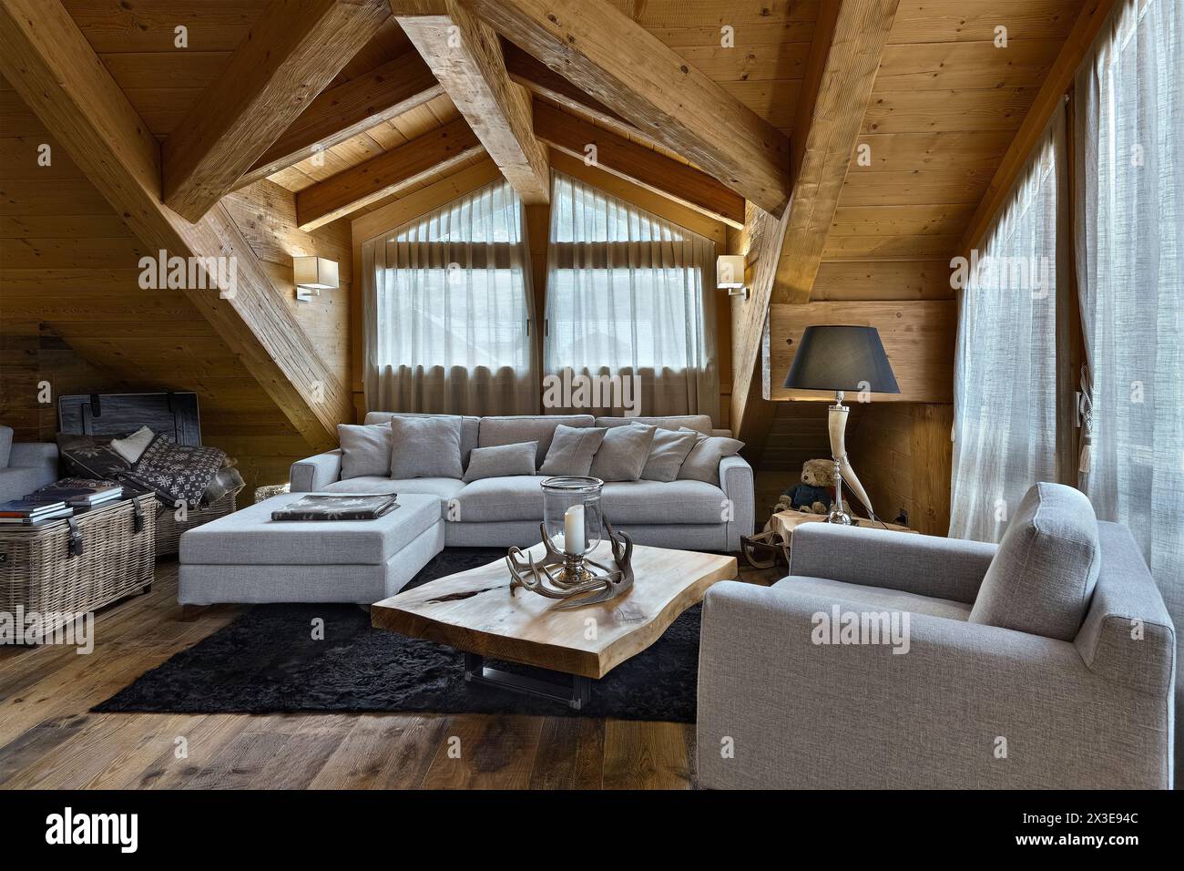 Modernes Sofa und Sessel aus Stoff im Wohnzimmer im Dachgeschoss mit Holzboden und Holzvertäfelung modernes Sofa und Sessel aus fa Stockfoto