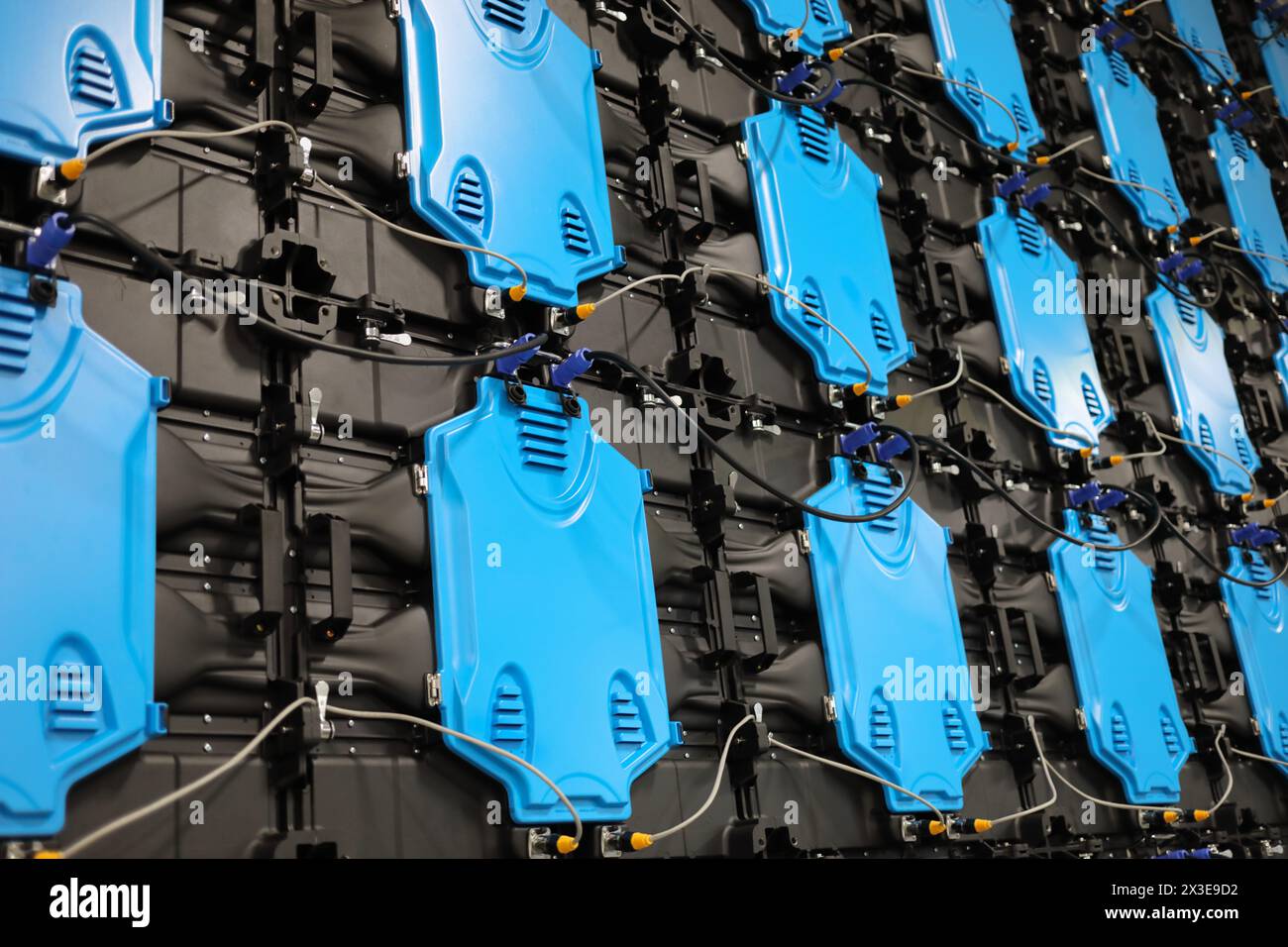 Rückseite des großen Videoplatzes aus Verbundwerkstoff in einem modernen Lager und Sortierzentrum Stockfoto