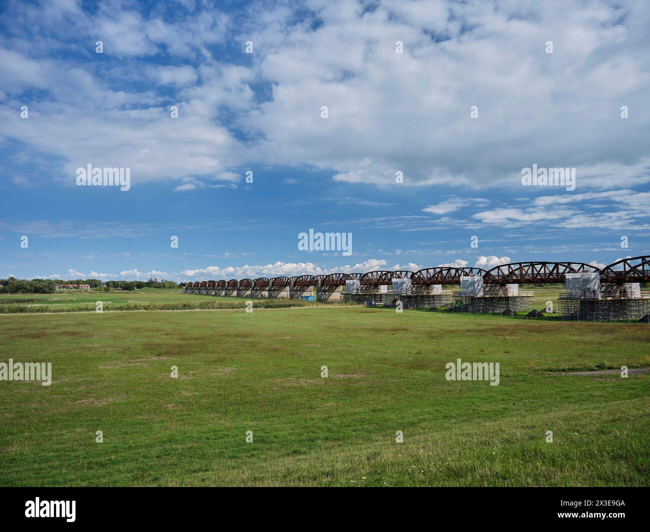 Landschaft und Baudenkmal, ehemalige innerdeutsche Grenze, bei Dömitz an der Elbe, alte Eisenbahnbrücke Dömitz in der Elbtalaue historische Infrastruktur *** Landschafts- und Baudenkmal, ehemalige innerdeutsche Grenze, bei Dömitz an der Elbe, alte Dömitz Eisenbahnbrücke in der Elbaue historische Infrastruktur Stockfoto